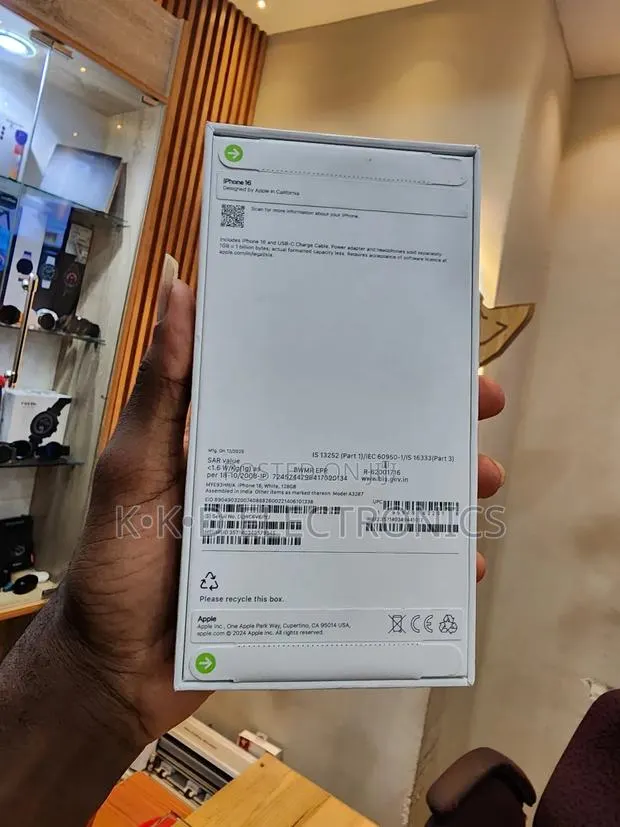 New Apple iPhone 16 128 GB White · Photo 1