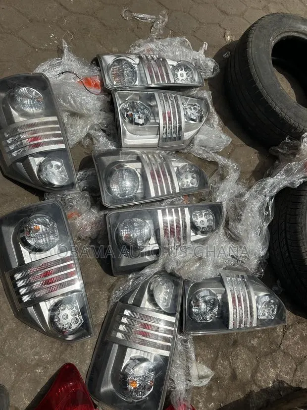 Toyota Noah/Voxy Tail Light Taillight · Photo 1