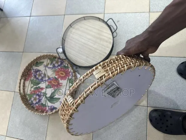 Round Serving Trays Featuring Floral Patterns and Wicker Edging · Photo 1
