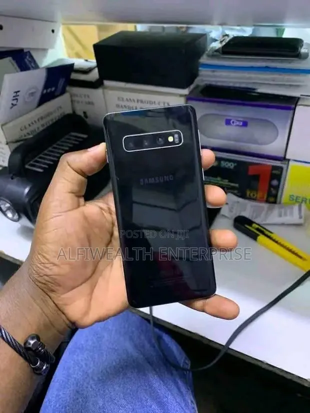New Samsung Galaxy S10 128 GB Black · Photo 1