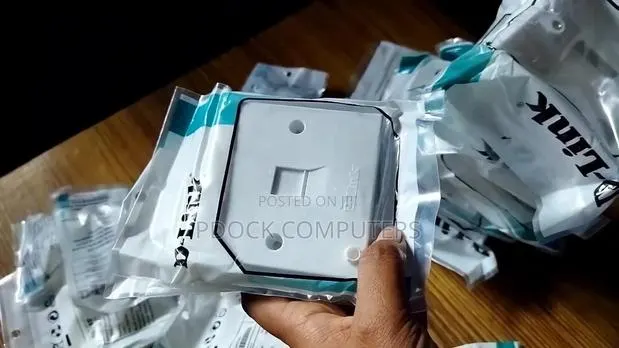 D-Link Single Port Faceplate With CAT6 RJ45 Keystone Jack · Photo 1