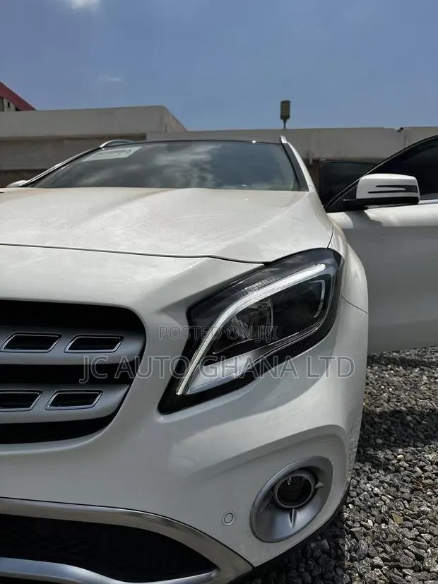 Mercedes-Benz GLA-Class 2018 White · Photo 1