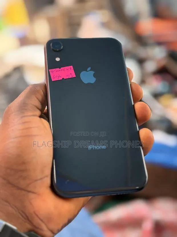 Apple iPhone XR 64 GB Black · Photo 1