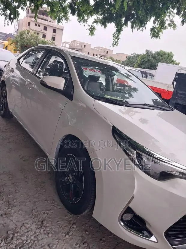 Toyota Corolla LE Eco (1.8L 4cyl 2A) 2018 White · Photo 1