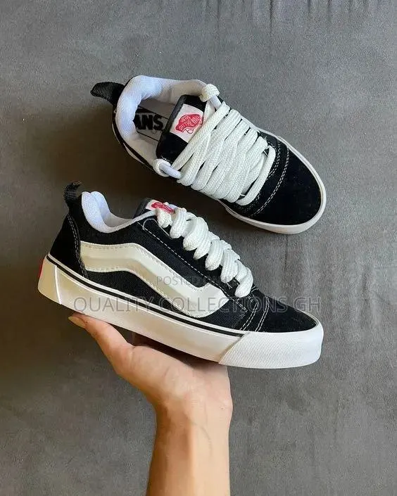 Authentic New Skull Vans · Photo 1
