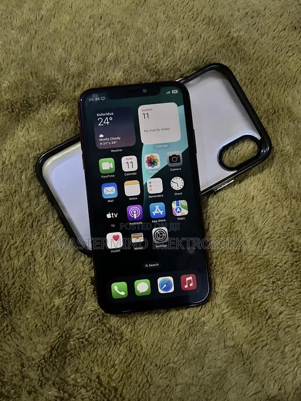 Apple iPhone XR 64 GB Red · Photo 1
