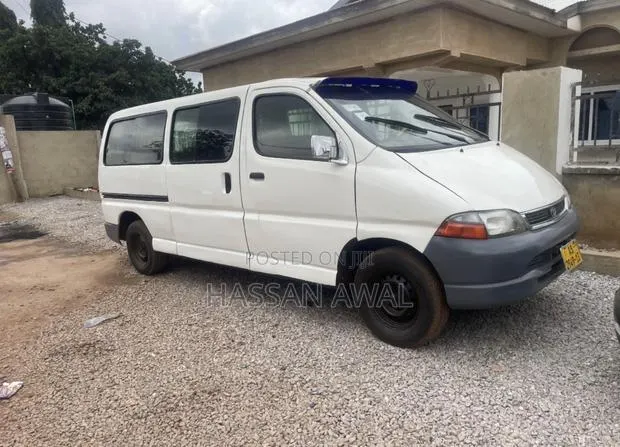 Toyota HiAce 2012 White · Photo 1