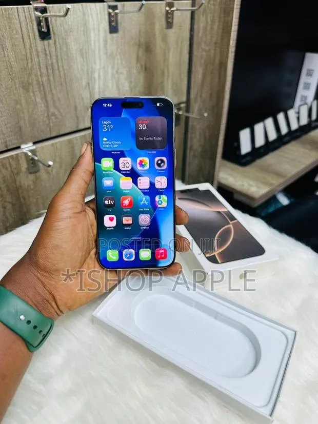 Apple iPhone 16 Pro Max 512 GB Gold · Photo 1