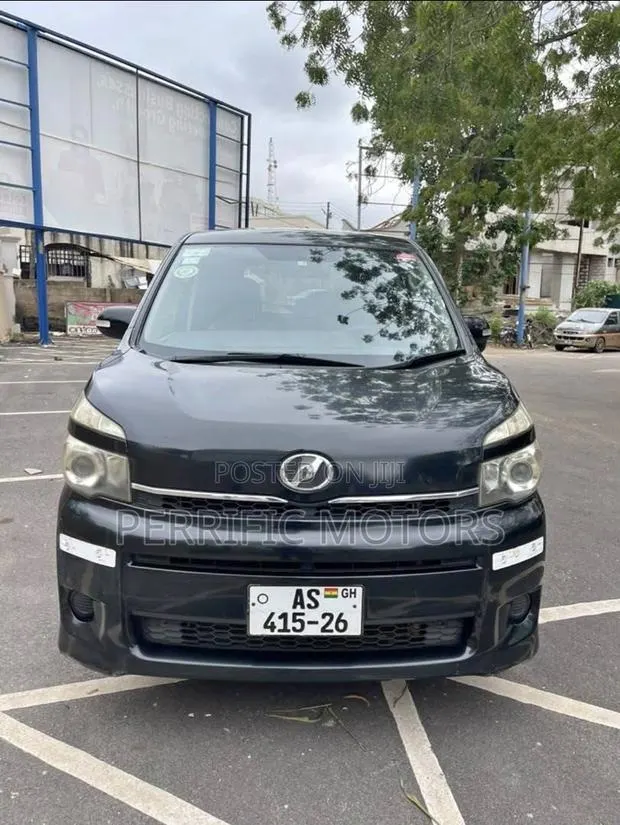 Toyota Voxy · Photo 1