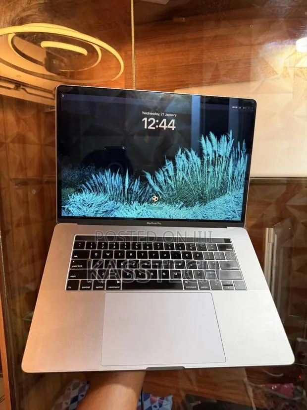 Laptop Apple MacBook Pro 2018 32GB Intel Core I7 SSD 512GB · Photo 1