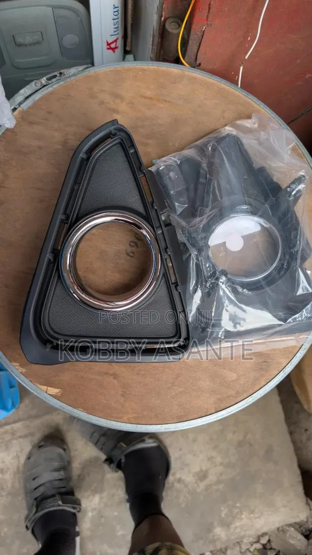 RAV4 2016 Fog Lights Cover · Photo 1