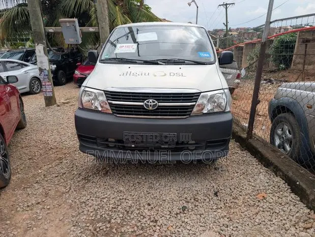 Toyota HiAce 2011 White · Photo 1