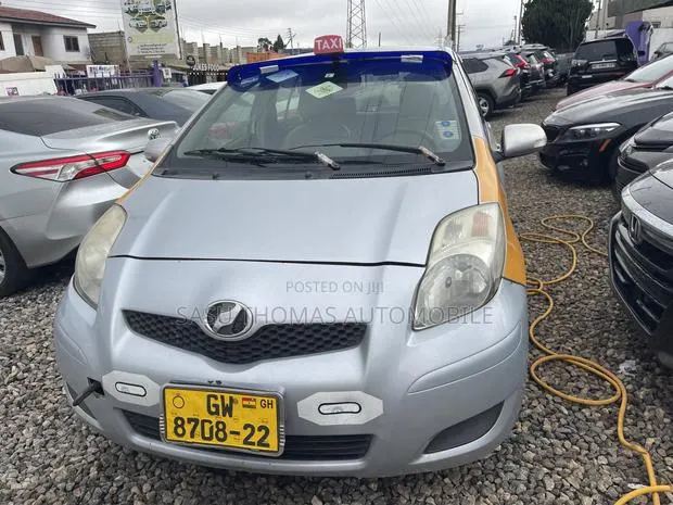 Toyota Vitz 2010 Silver · Photo 1