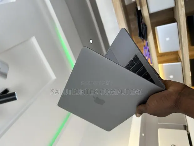 Laptop Apple MacBook Pro 2017 8GB Intel Core i5 SSD 256GB · Photo 1