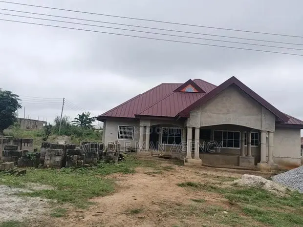 6bdrm House in Middle Man Agency, Ejisu-Juaben Municipal for sale · Photo 1