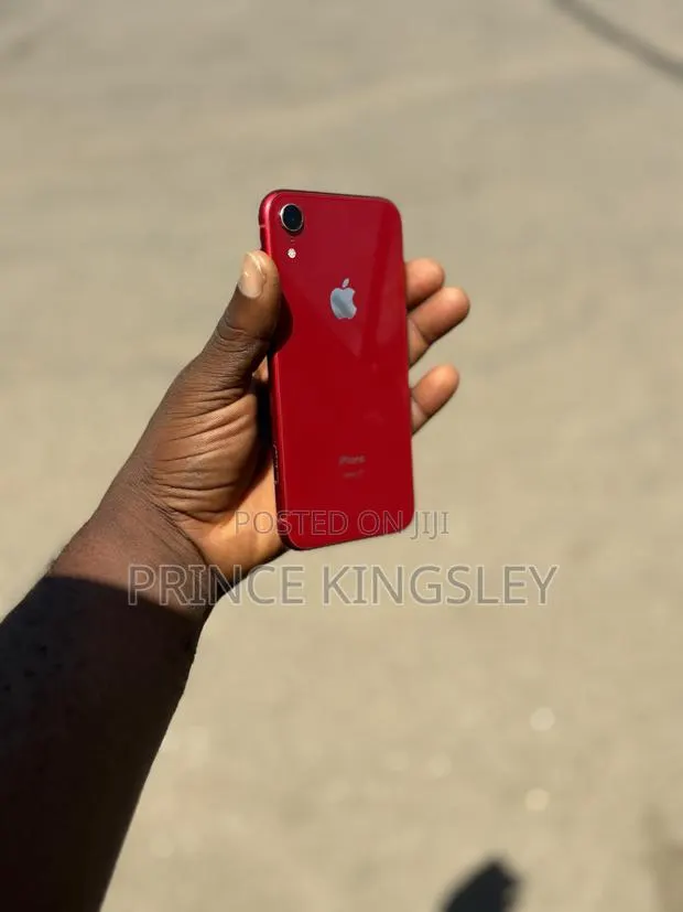Apple iPhone XR 64 GB Red · Photo 1