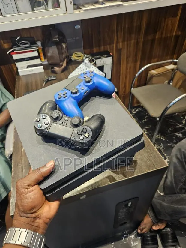 Ps4 Slim With FIFA · Photo 1