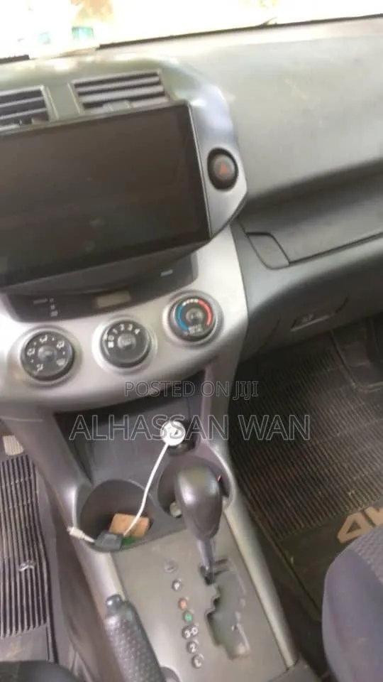 Toyota HiAce 2011 Green · Photo 2