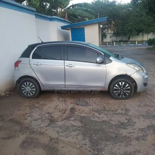 Toyota Vitz 1.3 FWD 3dr 2010 Gray · Photo 1