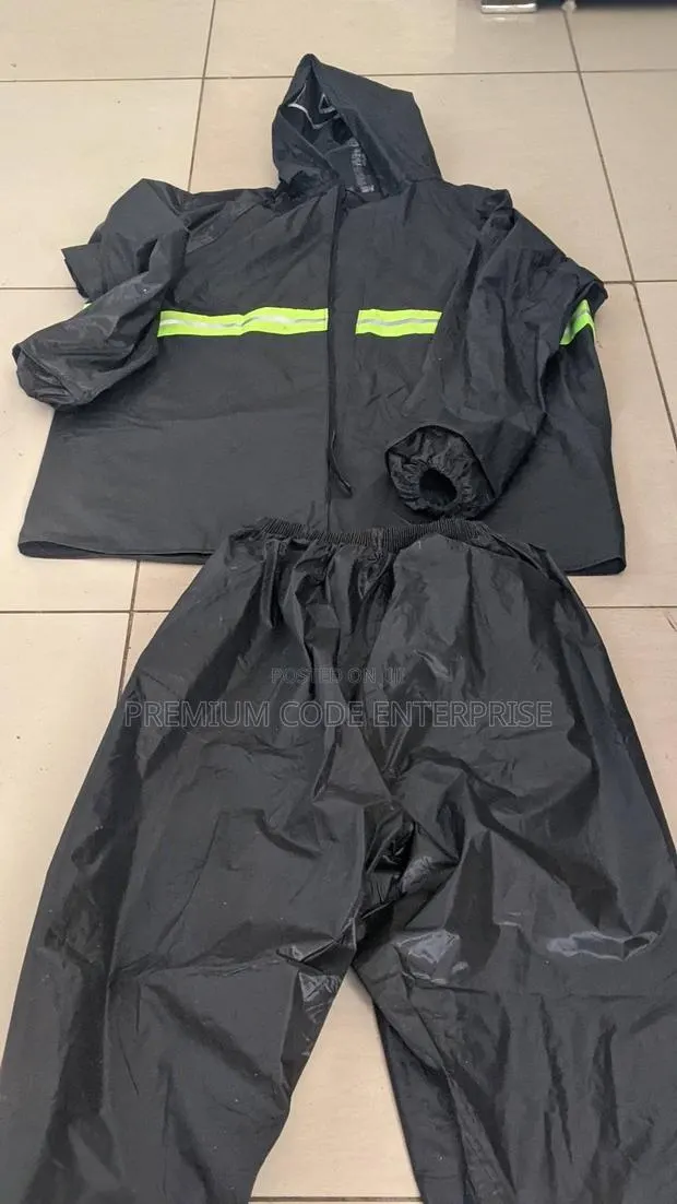 Safety Rain Suit With Reflective Stripes · Photo 1