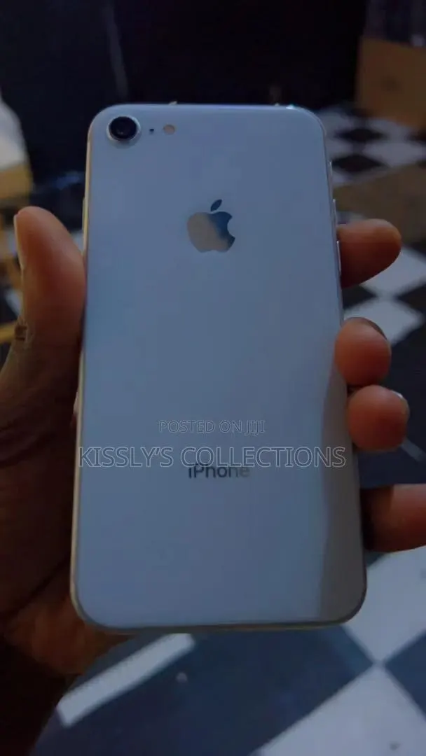 Apple iPhone 8 64 GB White · Photo 1