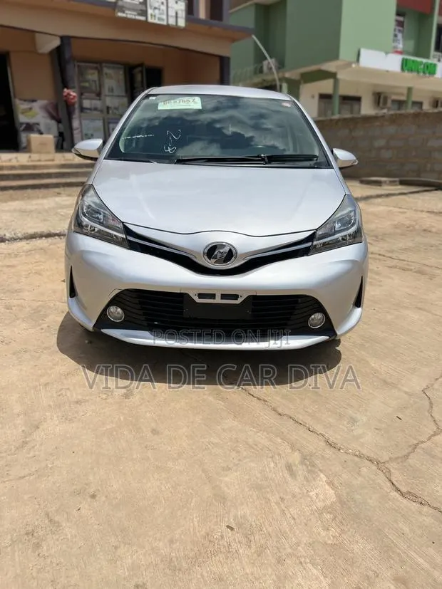 Toyota Vitz 1.3 AWD 5dr 2015 Silver · Photo 1