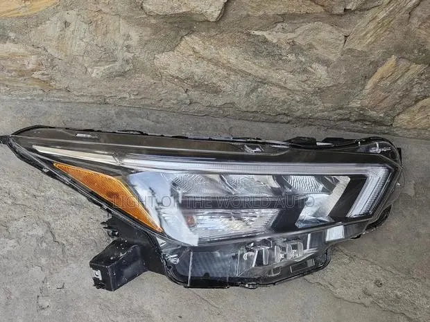 Nissan Versa Headlight 2024 Right Side Led · Photo 1
