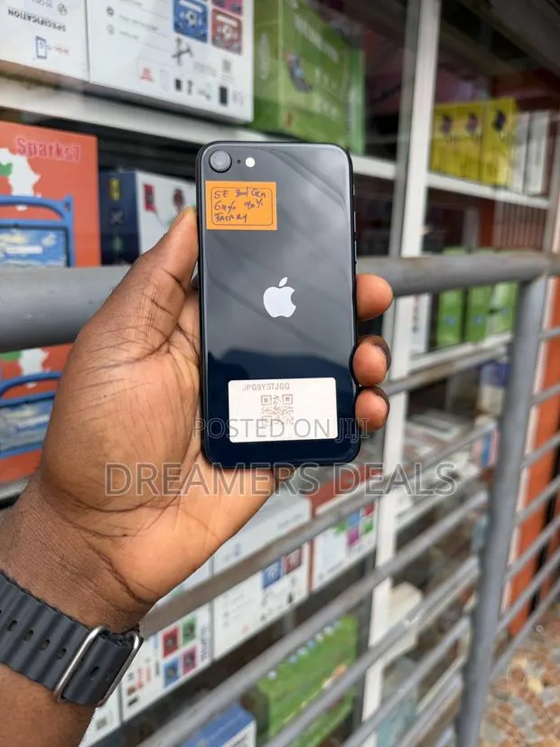 Apple iPhone SE (2022) 64 GB Black · Photo 1