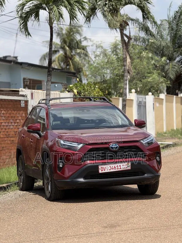 Toyota RAV4 XLE Premium AWD 2024 Red · Photo 1