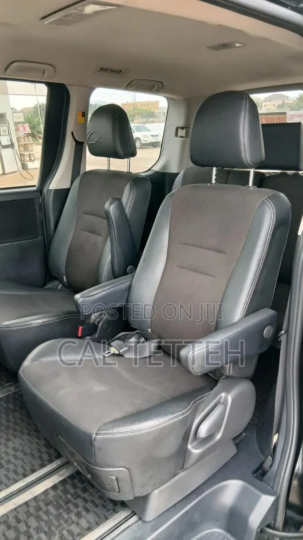 Very Neat Toyota Voxy for Rent · Photo 7