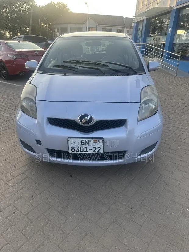 Toyota Vitz 2010 Silver · Photo 1