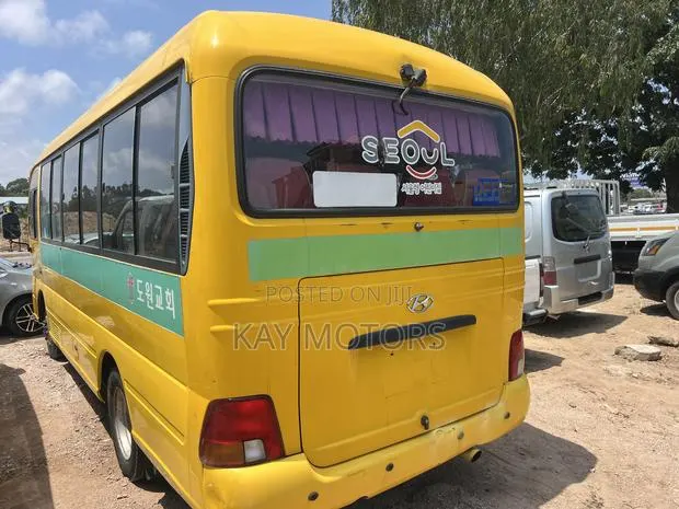 Hyundai County 2012 Yellow · Photo 1