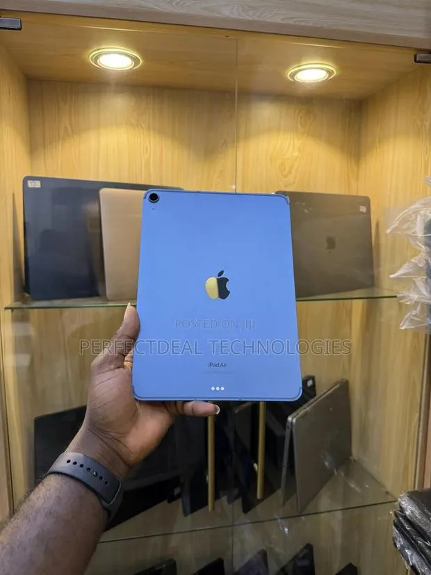 New Apple iPad Air (2022) 256 GB Blue · Photo 1