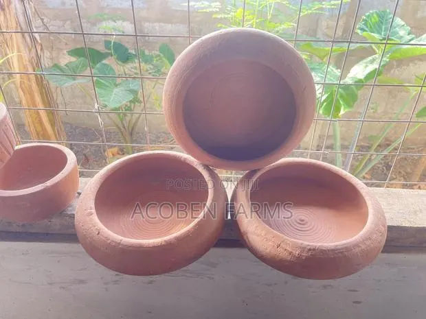 Rabbit Clay Feeding Pot · Photo 2