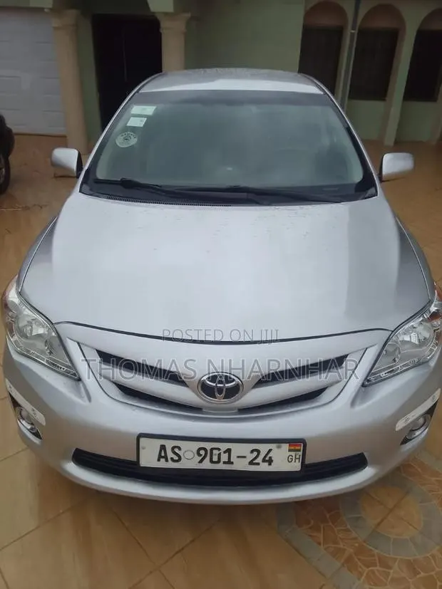 Toyota Corolla LE 4dr Sedan (1.8L 4cyl 4A) 2013 Silver · Photo 1