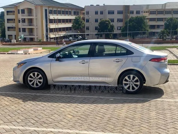 Toyota Corolla LE 2023 Gray · Photo 1