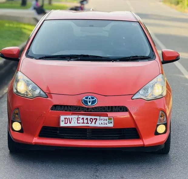 Toyota Vitz 1.3 FWD 3dr 2015 Orange · Photo 1