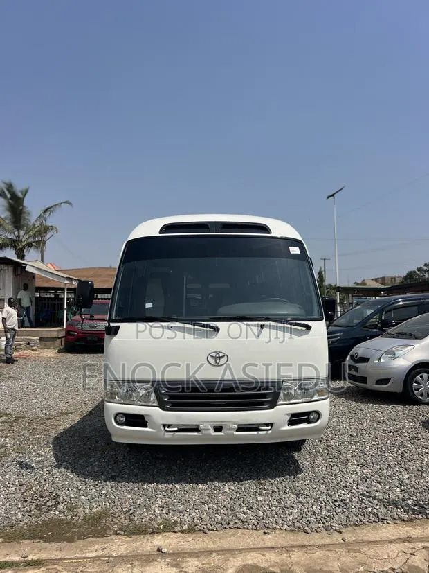Toyota Coaster 2006 White · Photo 1