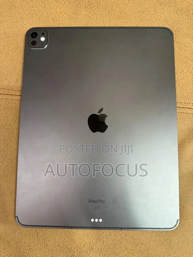 Apple iPad Pro 13 (2025) 256 GB Gray · Photo 1