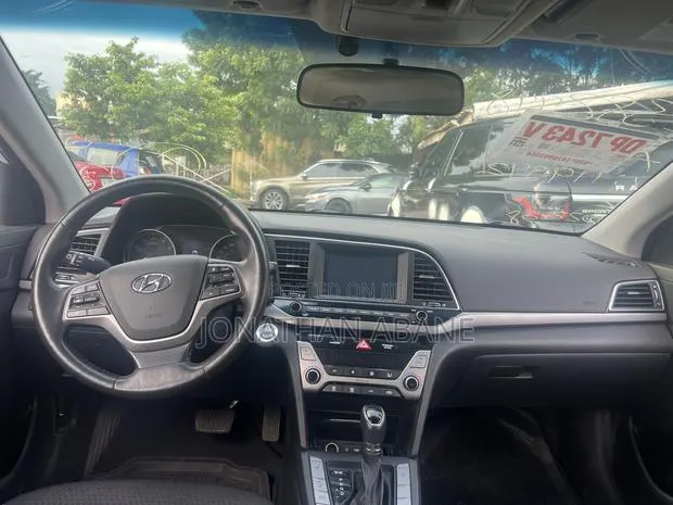 Hyundai Elantra 2017 White · Photo 1