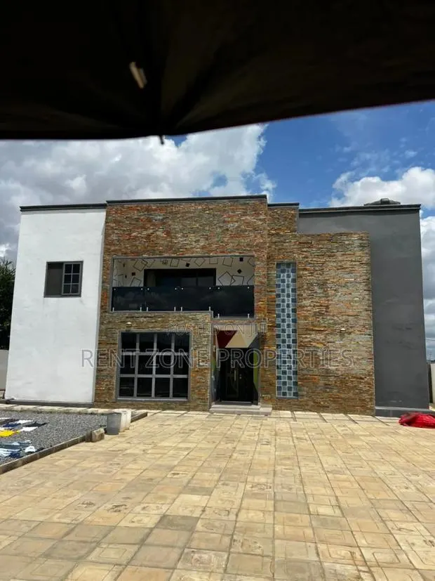 8bdrm Mansion in Ofankor for sale · Photo 1