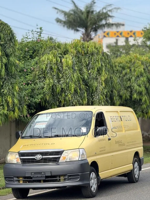 Toyota HiAce 2011 Yellow · Photo 1