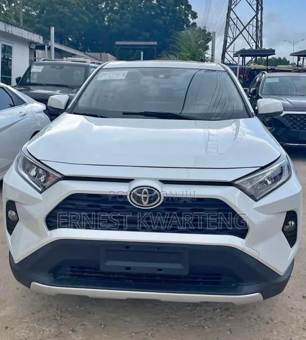 Toyota RAV4 XLE Premium 2021 White · Photo 1