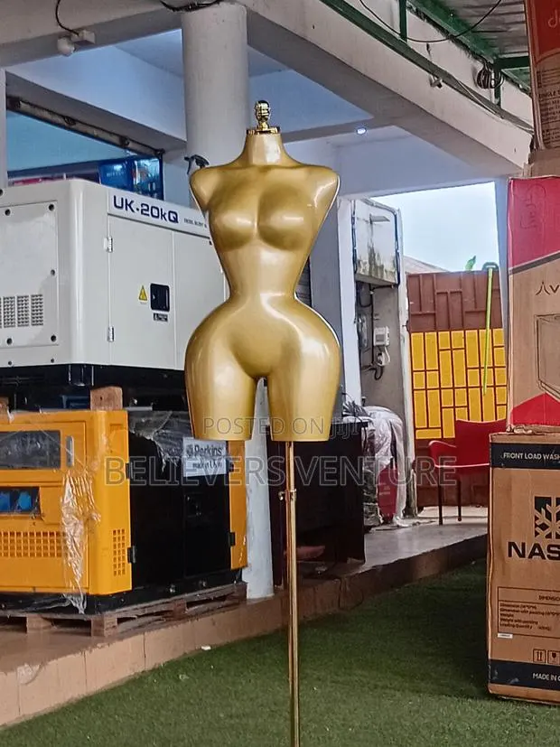 Clothing Display Dummy for Fashion Retail · Photo 1
