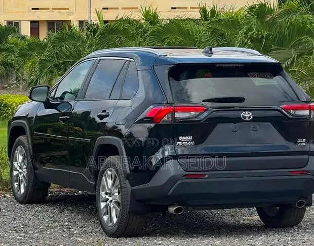 Toyota RAV4 XLE Premium AWD 2024 Black · Photo 1