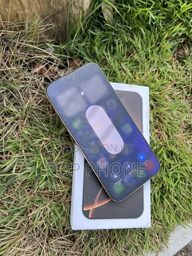 Apple iPhone 16 Pro Max 512 GB Gold · Photo 1