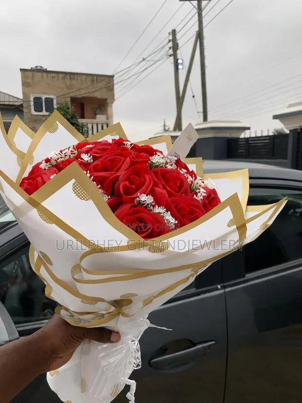 Exquisite Artificial Flower Bouquet · Photo 1