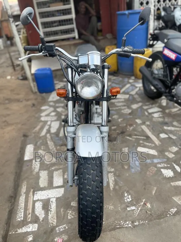 Honda CB 2005 Silver · Photo 1