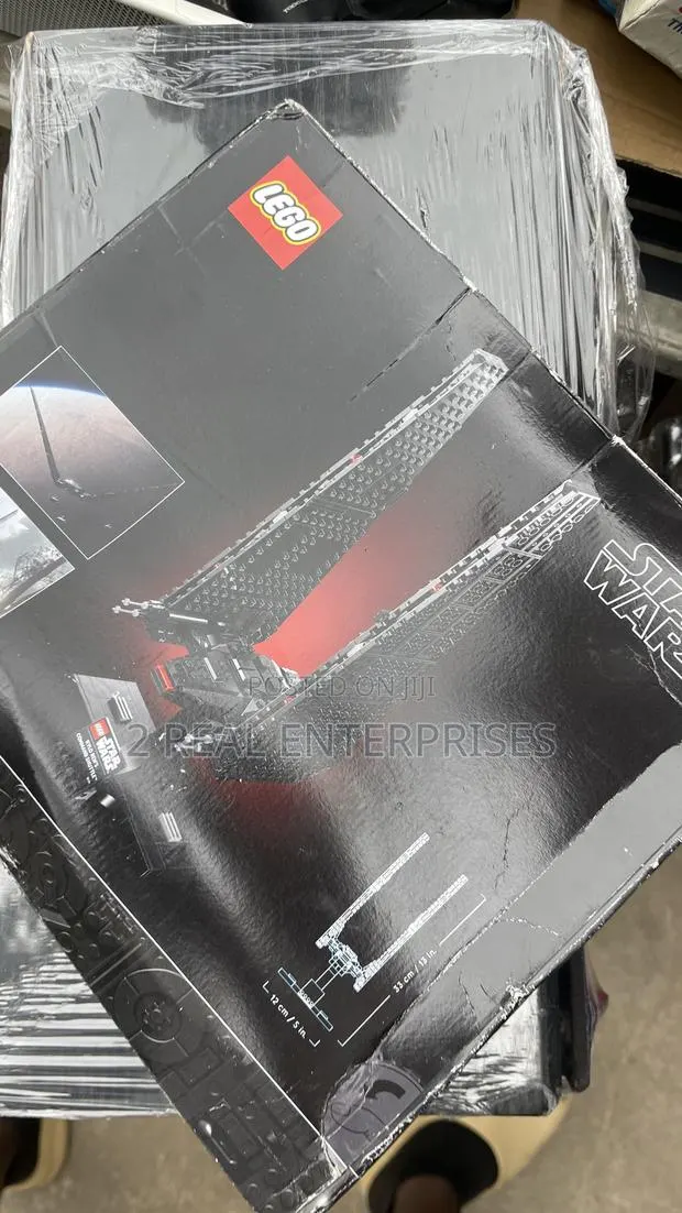 LEGO Star Wars Kylo Ren's Command Shuttle (Set Number 75406) · Photo 2