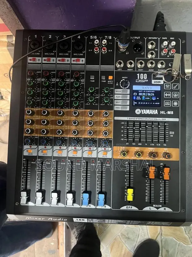 Yamaha Hl-M8 8 Channel Console Mixer · Photo 1